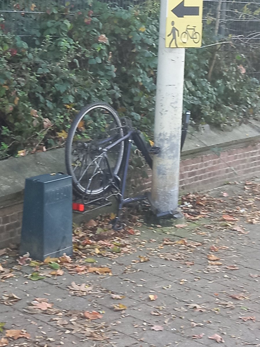 florianooke's tweet photo. @PZAntwerpen deze fiets staat (ligt) al ongeveer 6 weken op deze plaats, het voorwiel hebben ze ondertussen al ontvreemd. Kan dit gaan om een gestolen fiets, wat vreemd is, want de fiets staat op slot! Locatie, schijnpoort, ter hoogte van ontwenningscentrum/tankstations. https://t.co/wGSg7ZinWK
