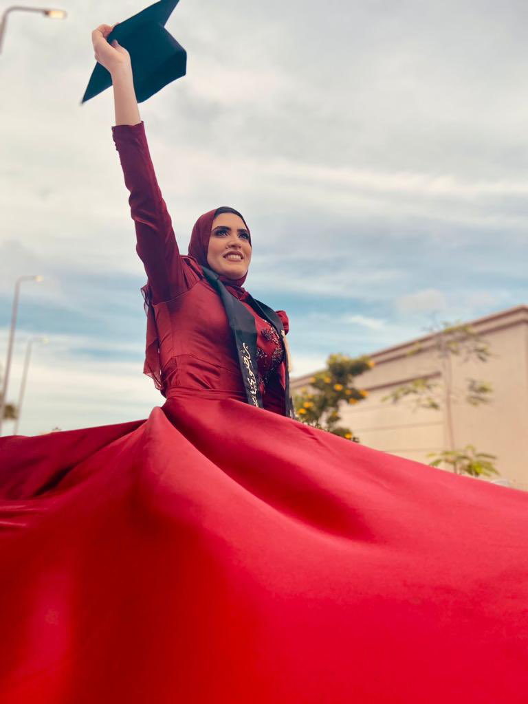 Radwarakha1's tweet photo. وَكَان فَضْلُ اللهِ عَلَيْكَ عَظِيمًا✨✨
Graduation ceremony ♥️ https://t.co/oyUb0AqmEi