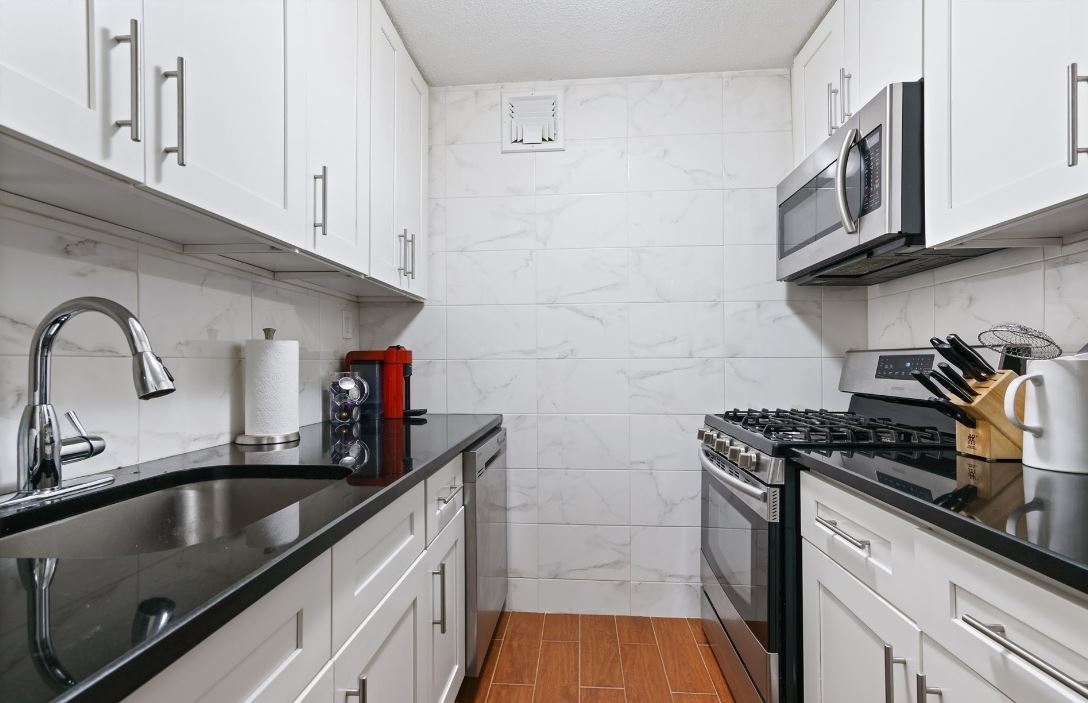 Century_Homes's tweet photo. Here’s your opportunity to live luxuriously right in the heart of Queens!

📍 118-18 Union Turnpike, Kew Gardens
1 Br. | 1 Ba

Agent: @jelinzhao
☎️ 917-285-5383
📧 jelin@mycenturyhomes.com https://t.co/HvBt6G5ef6