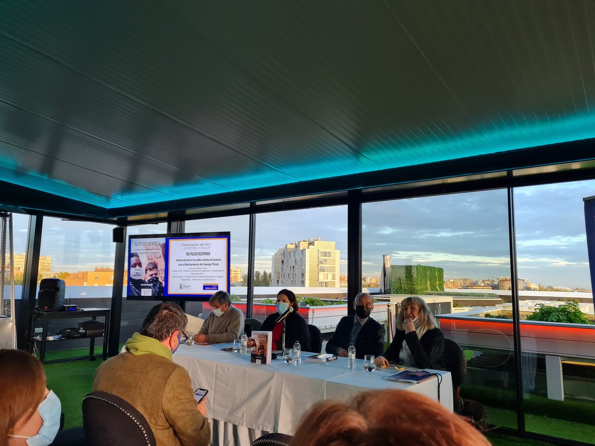 Moronyka's tweet photo. Una interesante presentación del libro "No puedo respirar"
Acompaña al autor #LorenzoCacho la Dg de Cooperación @nsalvoc 
Espacios de encuentro y coordinación fundamentales.
Gracias #Apipacam por la invitación y por el acto. https://t.co/EAhZmj726R