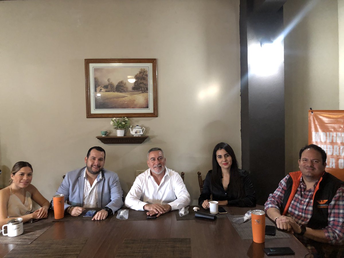 A minutos de empezar rueda de prensa en compañía de
<a href="/montespina_/">Alonso Montes Piña</a> coordinador de San Luis Río Colorado, <a href="/rebecaguvi/">Rebeca Gutiérrez</a>, delegada de Jóvenes, con <a href="/PattyAzc/">Patricia Azcagorta</a>  integrante de la Coordinadora Estatal y con <a href="/isaacbarrios/">Isaac Barrios Ochoa</a>, delegado Nacional. #BuenJueves