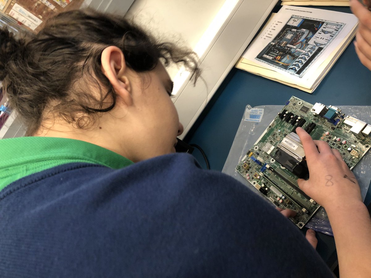 MaidaValeComp's tweet photo. Our year 9 were so excited to look at how a computer looks inside!  And tried to put some parts back into place. #hardware #MVS #MVScomputerscience https://t.co/VS7yvErsZV
