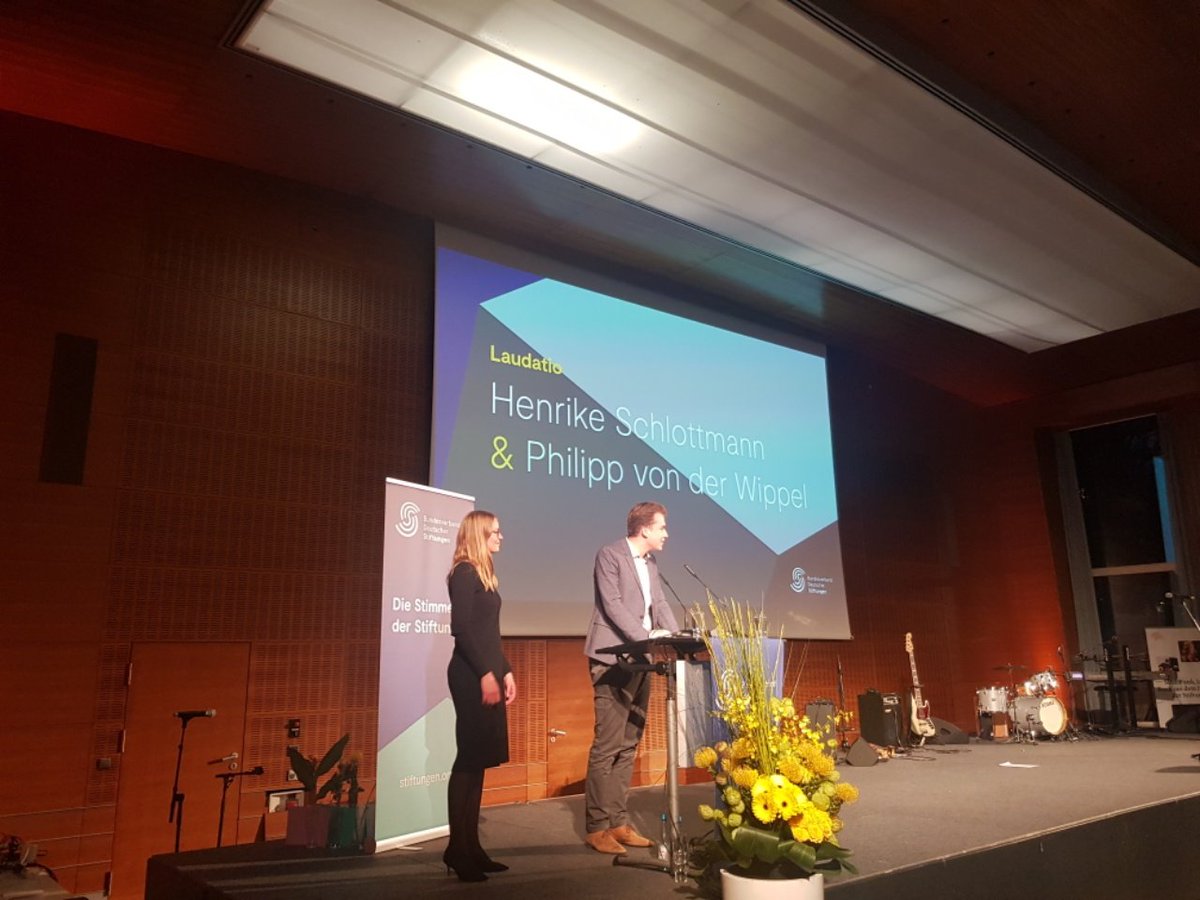 SchoepflinStift's tweet photo. In ihrer Laudatio für den #Stifterpreis-Träger betonen @HenrikeSch und Philipp @vonderwippel wie wichtig Mut zum Risiko und Vertrauensvorschuss für junge Organisationen wie @PT_Deutschland sind. Innovative Köpfe brauchen Förderer, die an sie glauben! @stiftungstweet https://t.co/zUHT9K8Fsn