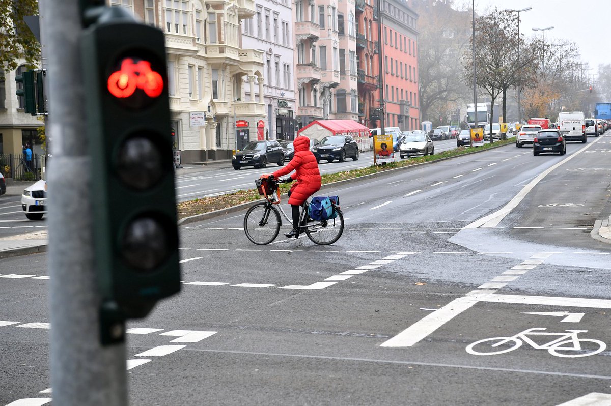 wiaktuell's tweet photo. Mittelstreifen-Weg auf dem 1. Ring jetzt auch für #Radfahrer nutzbar
#Fahrradfahrer können jetzt den #MittelstreifenWeg auf dem #1Ring nutzen. #Wiesbaden hat den Weg für das #Rad ertüchtigt. Zw. #Sedanplatz + #Gutenbergplatz ist er durchgängig befahrbar.
https://t.co/ySAqQIWlhF https://t.co/73tyBcKCa3