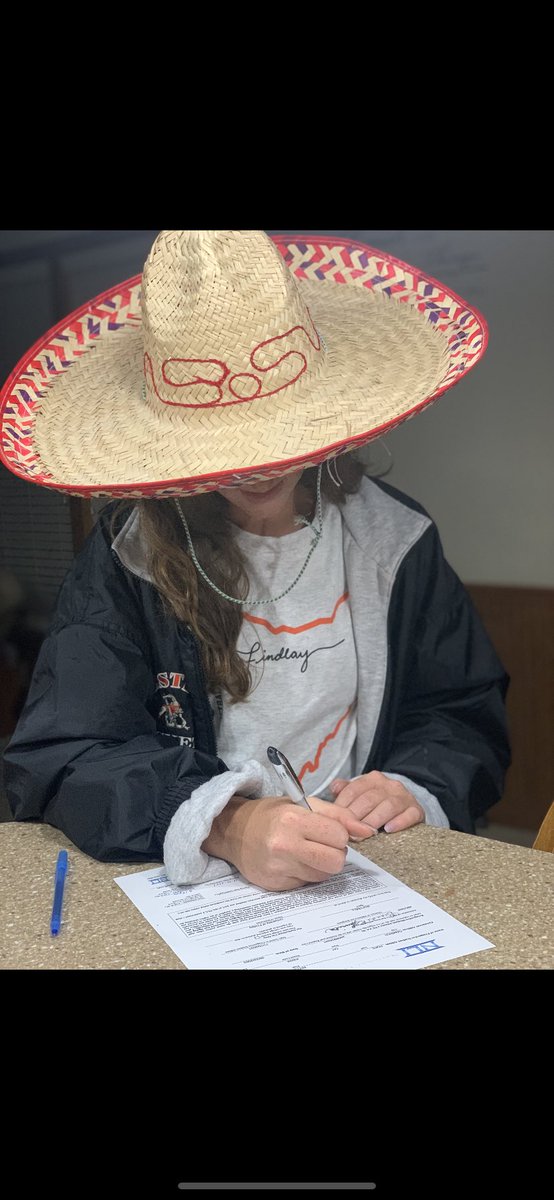 rhyli_pope's tweet photo. officially an oiler!!! so excited for the next 4!! #oilernation🖤🧡🤍 @UFOilerSoftball https://t.co/MRjaZZEaaZ
