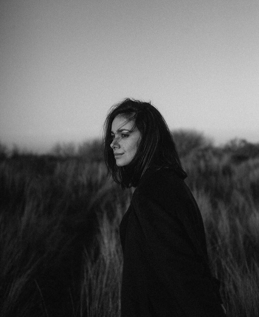 قد نصل إلى مرحلة ما تُسمى "متلازمة الصمت "
نرفض أي عتب ، وأي نقاش حاد يخدش صفاء قلوبنا ، ندير ظهرنا بهدوء ، ثم نسير في طريق نبحث فيه فقط عن السكينة ، والسلام بعيداً عن كل الضجيج.