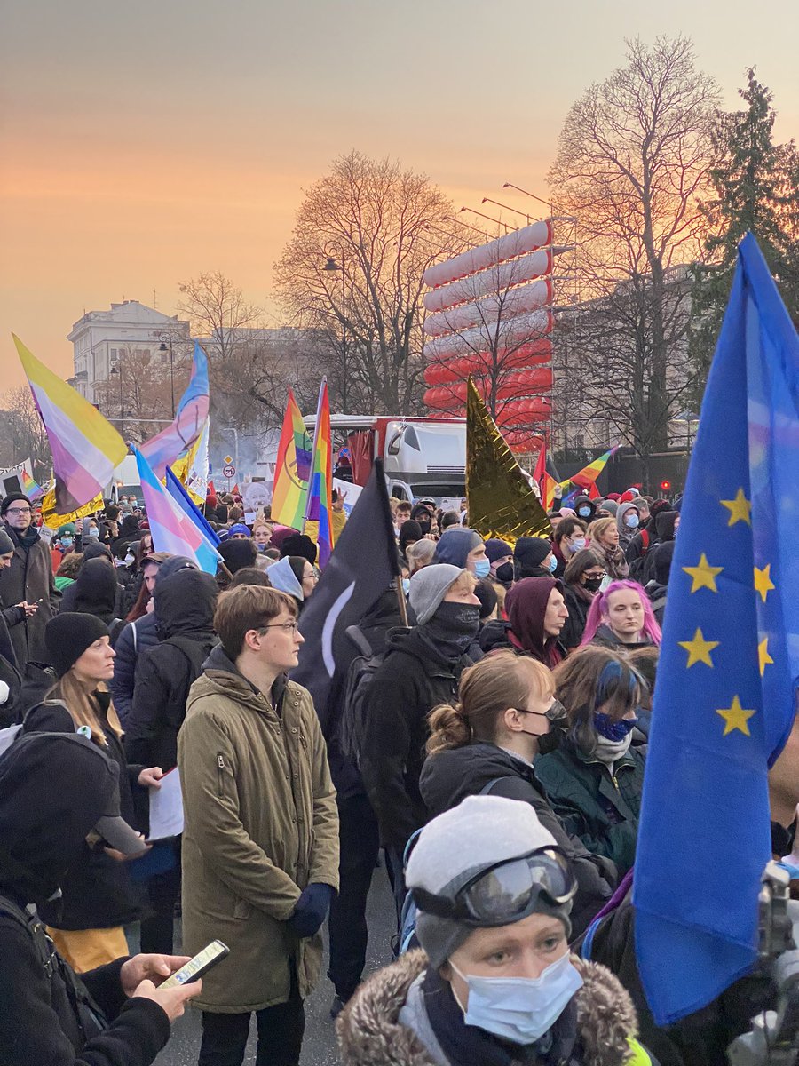 milosc_'s tweet photo. Był taki marsz dziś w Warszawie, który nie wymagał reorganizacji placów budowy i np. wywożenia z nich materiałów budowlanych. Nie było potrzeby również usuwania koszy na śmieci czy rowerów ze stacji Veturilo. ✊✌️

Antyfaszystowskie streetparty by Koalicja Antyfaszystowska 💙 https://t.co/oBwfeyg68B