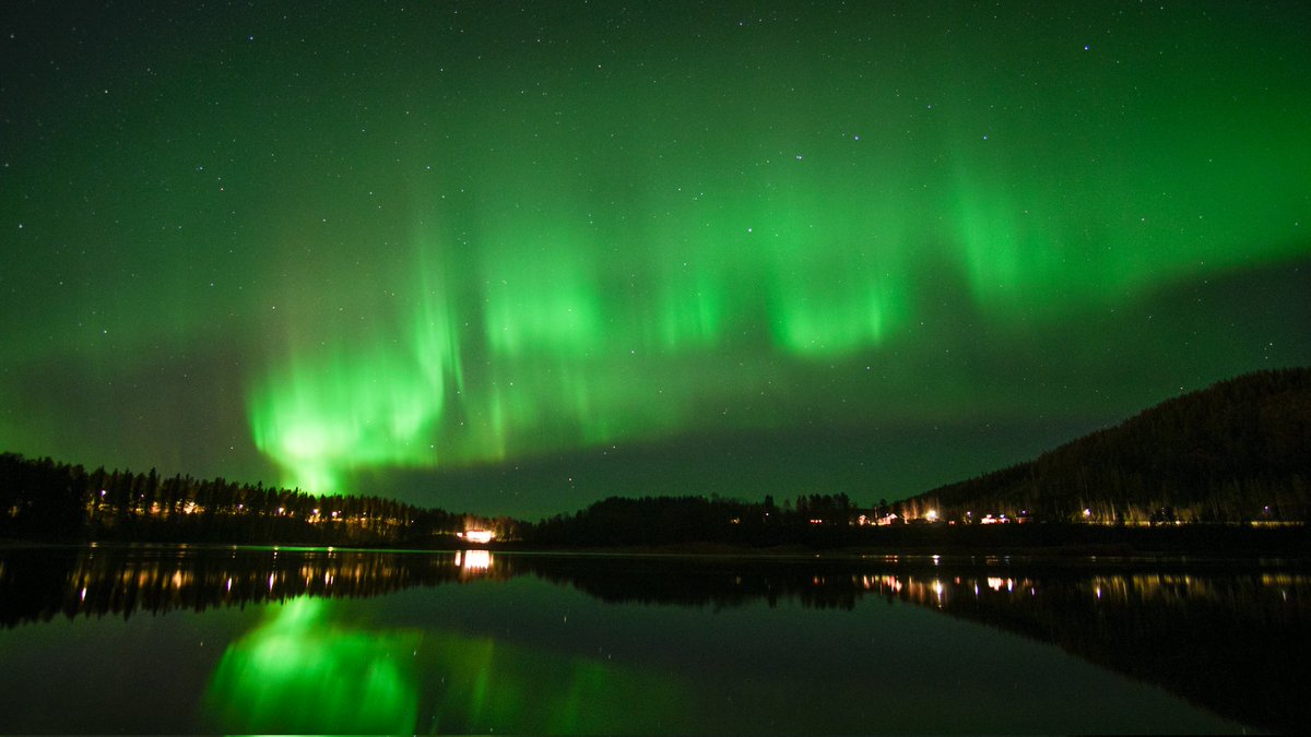 เมืองที่เราอยู่เป็นเมืองที่เห็นแสงเหนือง่ายมากขอแค่ในวันนั้นฟ้าโปร่ง​ 99%จะได้เห็นแน่นอน​ ไม่ต้องไปล่าไหนไกลแค่เปิดประตูหน้าบ้านออกไปก็เห็นแล้ว​ :-)