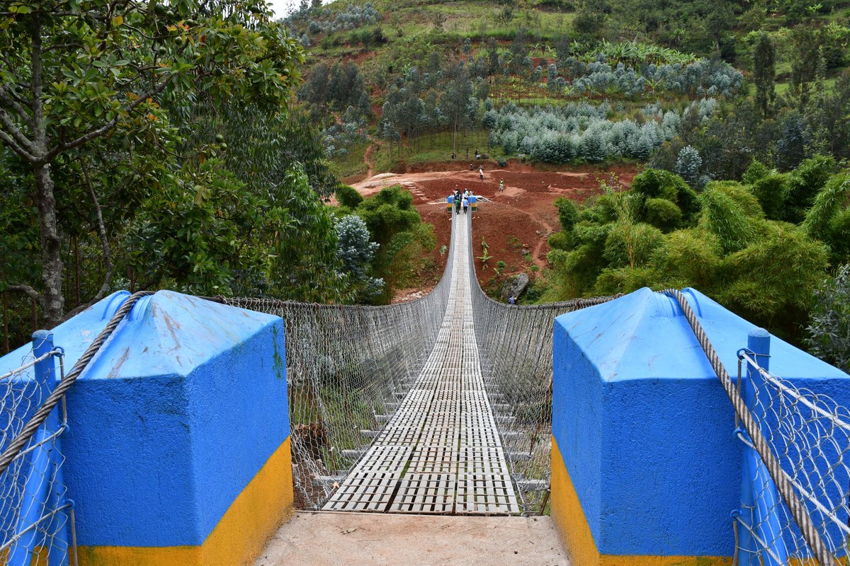 Nyamagabe's tweet image. Uyu munsi mu Karere ka Nyamagabe hatashwe ibiraro bibiri by'abanyamaguru. Kimwe cyubatswe ku mugezi wa Rukarara gihuza Imirenge ya #Kibilizi na #Kibumbwe, ikindi cyubatswe ku mugezi wa Nyabwoma gihuza Umurenge wa #Tare na #Kamegeri. Ibi biraro byubatswe na @B2P.