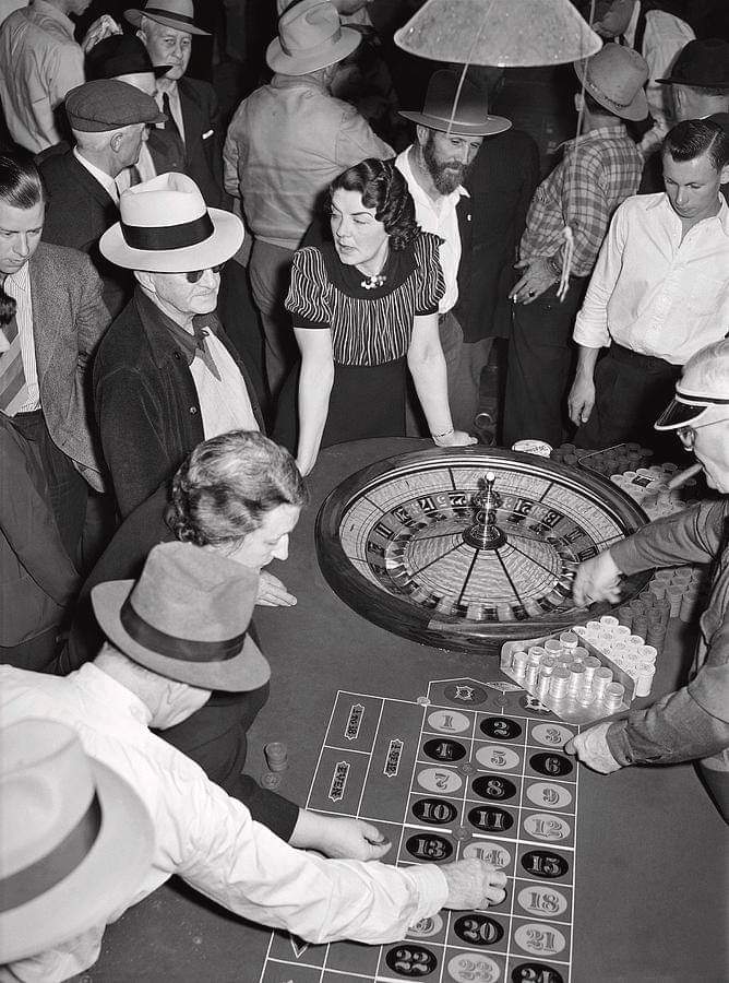 Casino ретро new retro casino. Лас Вегас 1940. Казино Лас-Вегас 20 век. Ретро казино. Рулетка казино ретро.