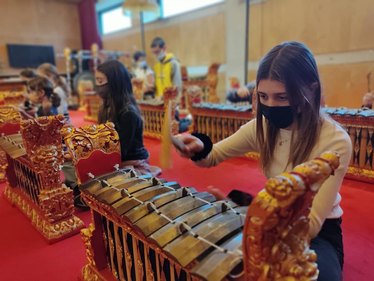 escolapiabalmes's tweet photo. VIATGEM MUSICALMENT A LA CULTURA D'INDONÈSIA amb 1r de Secundària Musical descobrint el gamelan. 
Gràcies als experts de l'any @auditoribcn 
#SECUNDARIAMUSICALEPB 
#ESOEPB https://t.co/0NL35keGmS