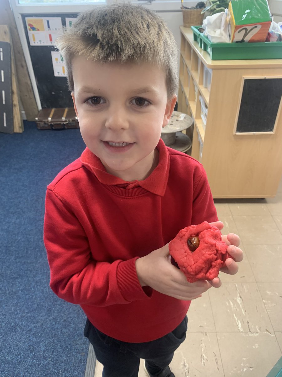 MayalsSchool's tweet photo. Reception have been busy today making poppies for Remembrance Day.

Prysur iawn yn a Derbyn heddlw yn creu pethau am Dydd y Cofio, da iawn pawb. #RemembranceDay2021 #MayCommunity #MayHum #MayExpArts https://t.co/1OYnJrM0ux