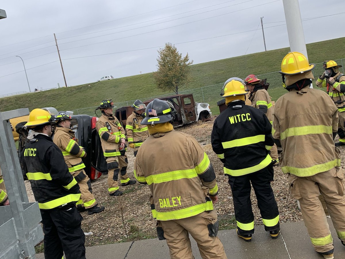 firePHIL_SCFR's tweet photo. We’ve had some exciting days with the @WesternIowaTech Firefighter class. In partnership with @SIOUX_CITY_FIRE, for the first time our students were able to train with LIVE fire. They did a dumpster, car, and interior fire attack. #FutureFirefighters #WITCC https://t.co/hmS1Nu463Q
