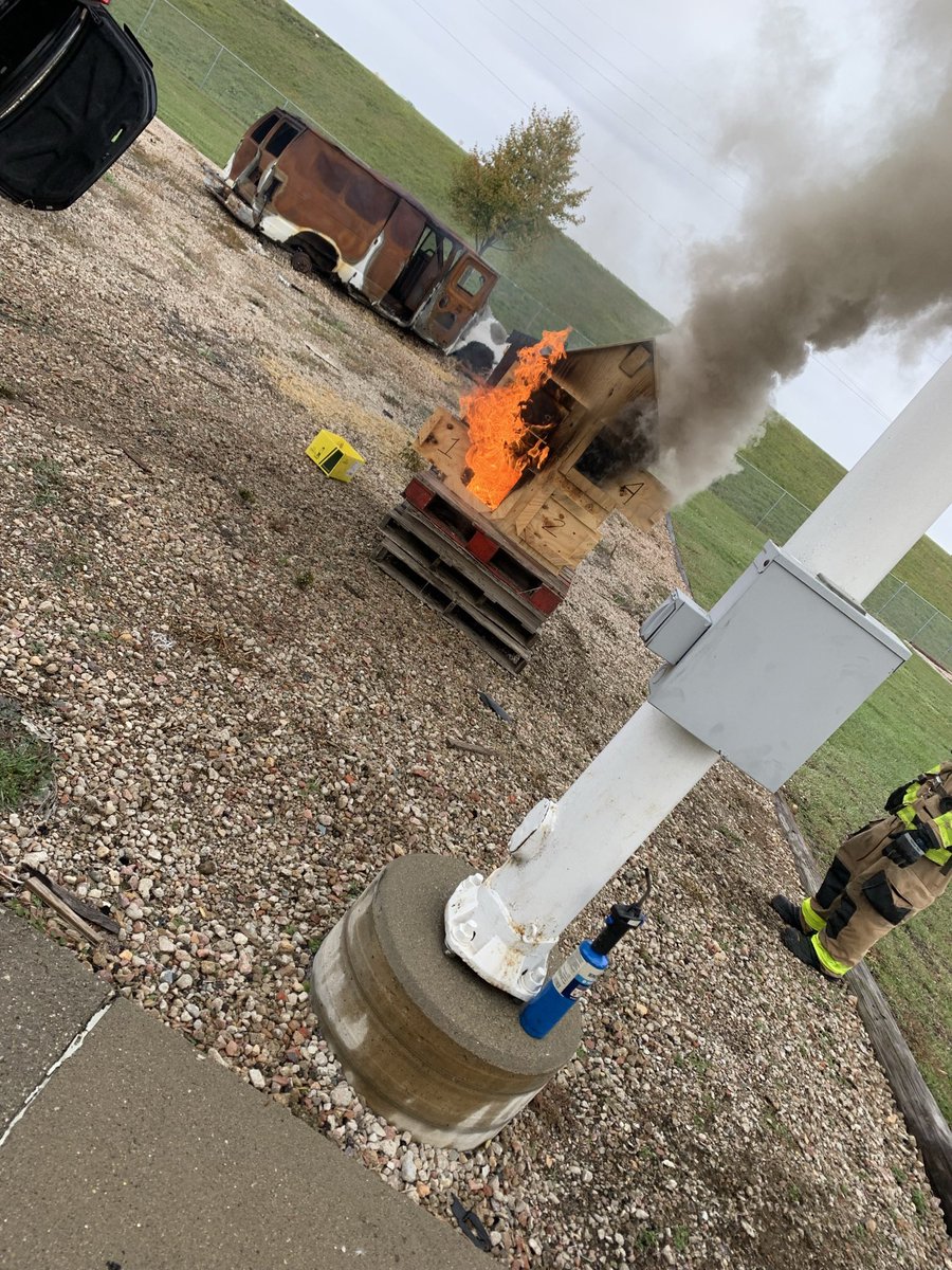 firePHIL_SCFR's tweet photo. We’ve had some exciting days with the @WesternIowaTech Firefighter class. In partnership with @SIOUX_CITY_FIRE, for the first time our students were able to train with LIVE fire. They did a dumpster, car, and interior fire attack. #FutureFirefighters #WITCC https://t.co/hmS1Nu463Q