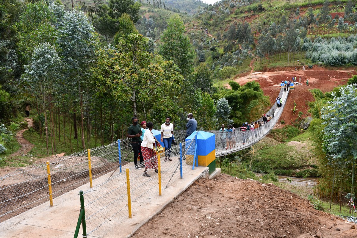 Nyamagabe's tweet image. Uyu munsi mu Karere ka Nyamagabe hatashwe ibiraro bibiri by'abanyamaguru. Kimwe cyubatswe ku mugezi wa Rukarara gihuza Imirenge ya #Kibilizi na #Kibumbwe, ikindi cyubatswe ku mugezi wa Nyabwoma gihuza Umurenge wa #Tare na #Kamegeri. Ibi biraro byubatswe na @B2P.