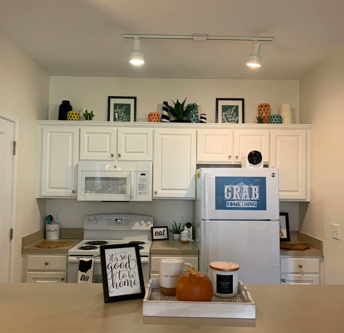 ProvinceKent's tweet photo. ✨MODEL HIGHLIGHT✨

This modern kitchen could be YOURS!! Apply online today to secure a spot with us for the 2022-2023 lease term😊 https://t.co/olc2aUb1T3