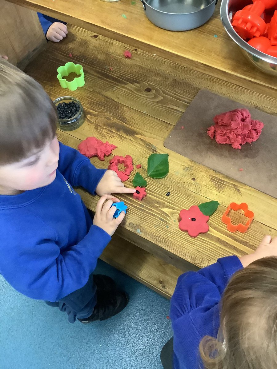 Pennardprimary's tweet photo. Remembrance Day in Bae Un. #PennHum #LestWeForget https://t.co/i3G7MCTn15