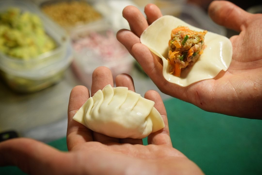 CondendeSevilla's tweet photo. ARTESANO, CASERO, SABROSO, RECIÉN HECHO, RECETAS ÚNICAS, UNA A UNA, HECHO A MANO…. características todas de nuestra forma de entender la gastronomía y la que os ofrecemos cada día en #Condendê ‼️
Os esperamos 🎉🥰🙌

📍Mercado de la calle Feria 
Reservas 
📞 623 035 530 https://t.co/n1cE9WFtIV