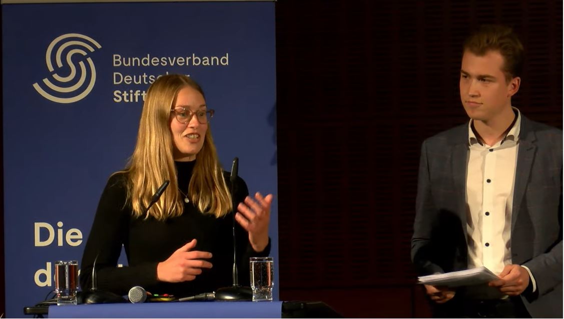 PT_Deutschland's tweet photo. LIVE @HenrikeSch & @vonderwippel bei der Laudatio für #HansSchöpflin über die Eigenschaften eines pionierhaften Stifters - etwa Rebellentum, Neugier, Vertrauen und Mut, neue Wege zu beschreiten... 💐 #Stifterpreis @stiftungstweet @SchoepflinStift
>>https://t.co/0BmvfX0UPn https://t.co/HHpeBgG8JB