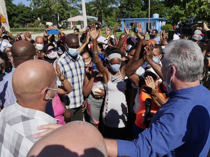 Si algo preocupa a los dirigentes cubanos hoy, no es una marcha mercenaria y sus cuatro gatos,  es lo mucho que se debe hacer por el pueblo,por eso <a href="/DiazCanelB/">Miguel Díaz-Canel Bermúdez</a> está en Guantánamo, con la gente de los barrios, escuchanco, buscando soluciones #CubaVive <a href="/DrRobertoMOjeda/">Dr. Roberto Morales Ojeda</a> <a href="/UJCdeCuba/">UJC de Cuba</a>