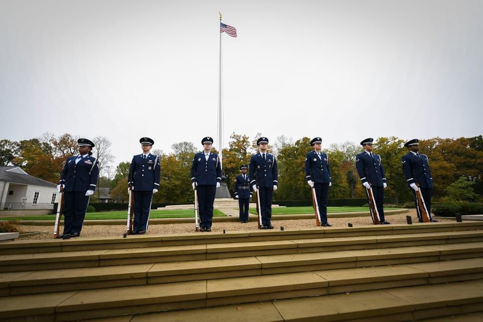 501CSW's tweet image. Today we honor them.
This Veterans Day at Cambridge American Cemetery we stood shoulder-to-shoulder with veterans and our UK partners to honor the sacrifices of the brave men and women who served in the U.S. Armed Forces. we salute you. 🇺🇸
#VeteransDay #ArmisticeDay #LightTheWay