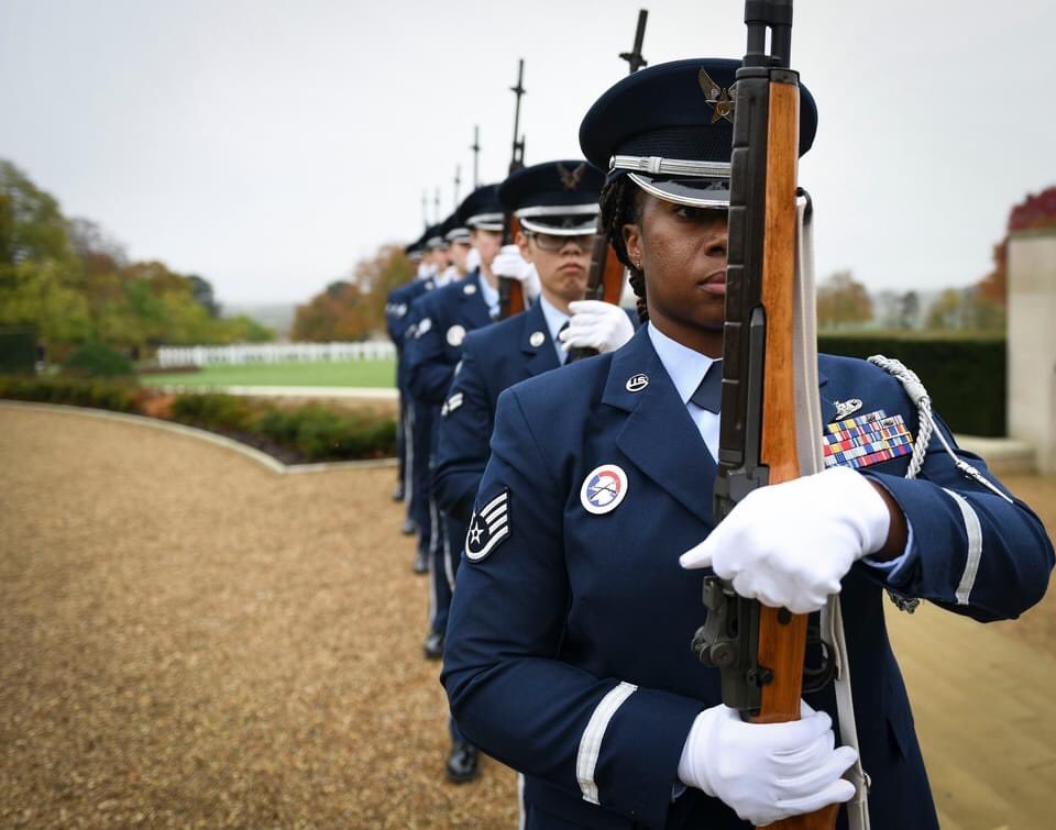 501CSW's tweet image. Today we honor them.
This Veterans Day at Cambridge American Cemetery we stood shoulder-to-shoulder with veterans and our UK partners to honor the sacrifices of the brave men and women who served in the U.S. Armed Forces. we salute you. 🇺🇸
#VeteransDay #ArmisticeDay #LightTheWay