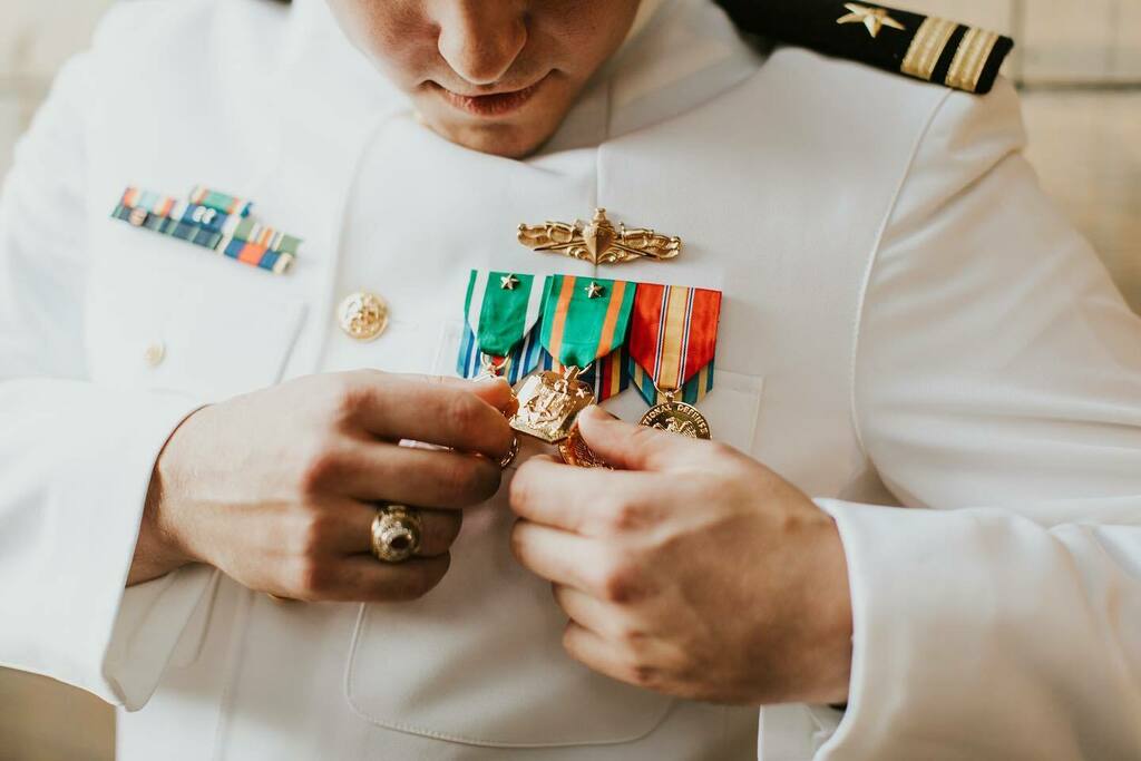 InTheDetailsWed's tweet photo. Yesterday, today, tomorrow, and forever, we are thankful for your bravery, dedication, and selflessness. Happy Veterans Day and thank you for your service! 🇺🇸 
-
Photo: @pariskarshphoto 
Venue: @botanicathevenue
.
.
.
.
.
#veteransday #militarywedding #m… https://t.co/cTpOtwjmDp https://t.co/jwqjy942Tl