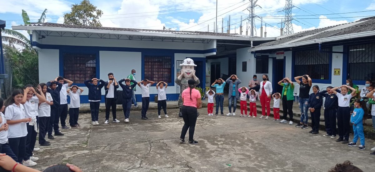 GralFredyCoy's tweet photo. Los soldados del Batallón de Ingenieros N. º4 de la #CuartaBrigada junto a @SENA_Antioquia, realizaron en @DonmatiasAlc #Antioquia una nueva jornada de #QuieroMiBarrio, beneficiando con actividades lúdicas a más de 450 habitantes del municipio. #GarantesDelDesarrollo https://t.co/HdQXduT5HT
