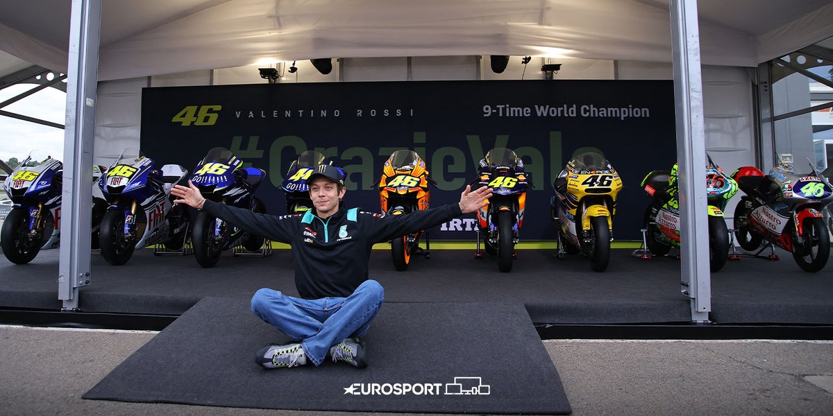 Eurosport_IT's tweet photo. Il Dottore insieme alle 9⃣ moto Campioni del Mondo 💙💛

"Vederle così è commovente. E se pensiamo che dopo l’ultima moto con cui ho vinto il titolo, sono passati più di 10 anni, ti fa pensare, ti fa capire che la strada che ho fatto è stata bellissima".

#VR46 | #ValentinoRossi https://t.co/0vv6FQMuzc