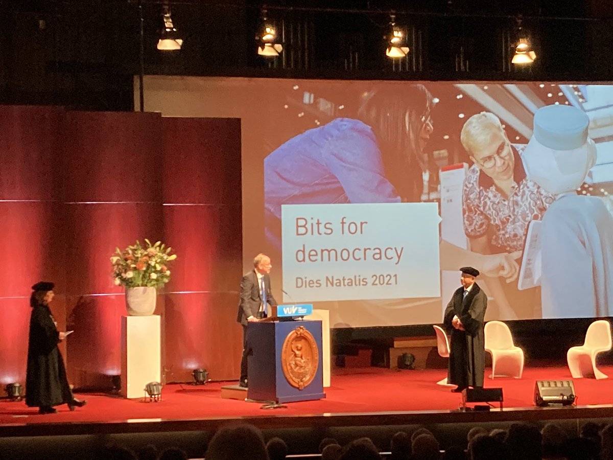 feldberg_wouter's tweet photo. Bij de Dies van @VUamsterdam wordt @vinsub toegesproken als de Grote Verbinder vanuit overzicht en door goed te luisteren. Gelukkig kan hij dat blijven inzetten voor de (strategische samenwerking tussen de VU en) @UTwente https://t.co/eqHPJOtg5D