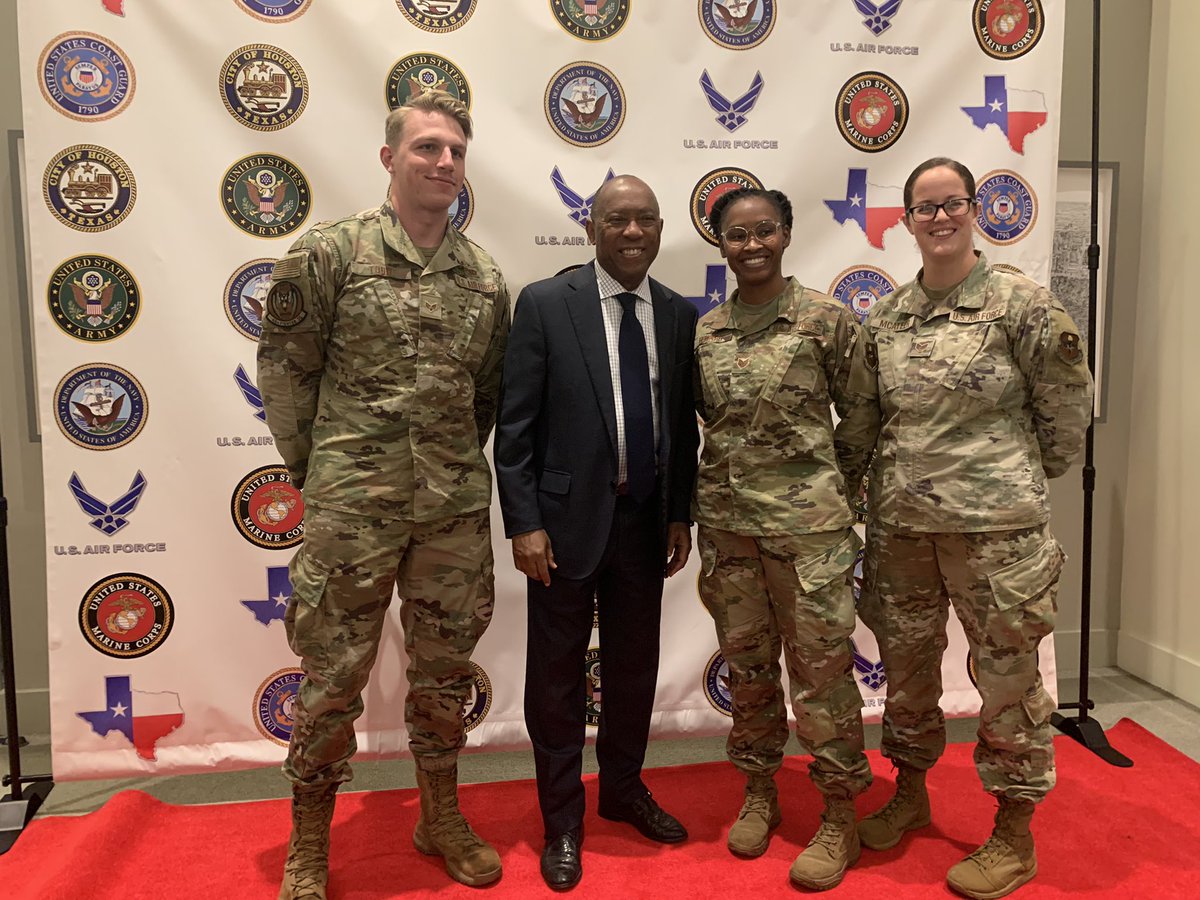 IAmMaryBenton's tweet photo. Rain or shine, @houmayor Turner, city council and all @HoustonTX honor our veterans. #VeteransDay #VeteransDay2021 https://t.co/yuNWabgIcZ