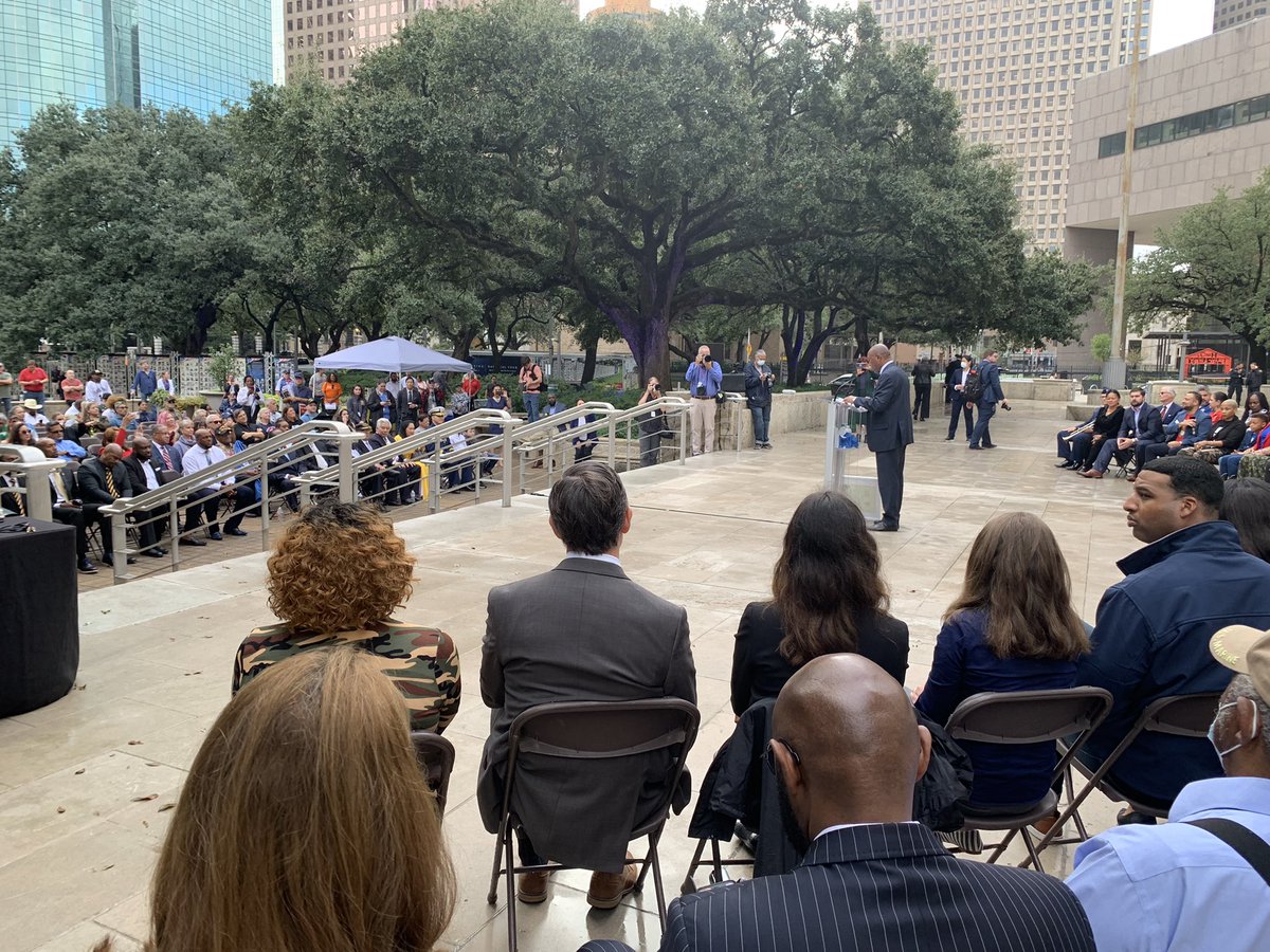 IAmMaryBenton's tweet photo. Rain or shine, @houmayor Turner, city council and all @HoustonTX honor our veterans. #VeteransDay #VeteransDay2021 https://t.co/yuNWabgIcZ