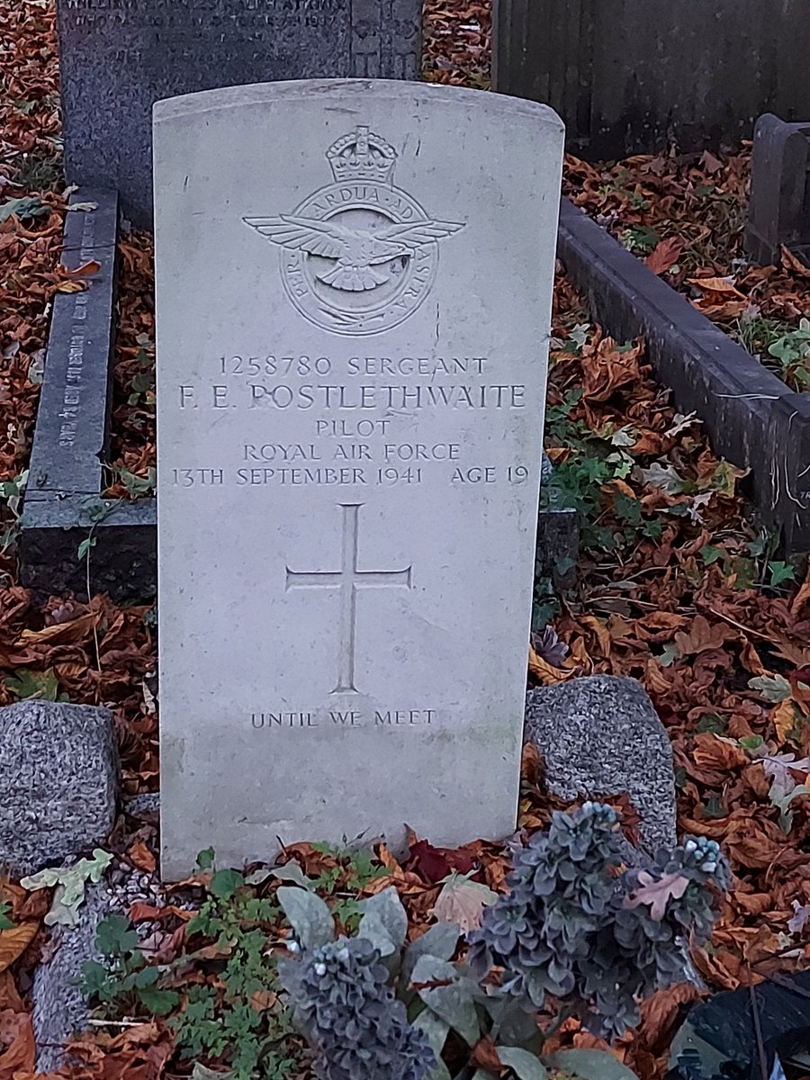 HCJonathanDrew's tweet photo. Armistice Day. Walk 2 around Carshalton.  #LestWeForget  @carshaltonviews @ElliotColburn @CWGC https://t.co/SEiDRPXnCg