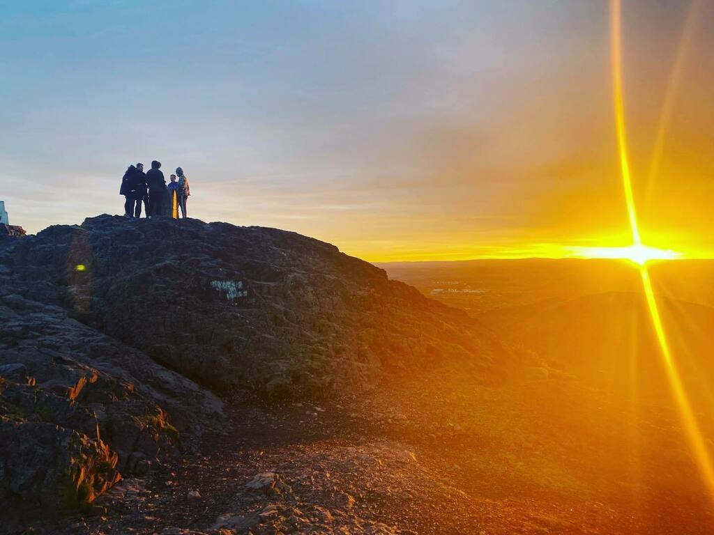 Met this group of students this morning who hiked Arthur's Seat, to sing their friend happy birthday as the sun broke the horizon. instagr.am/p/CWJDznVsuwN/