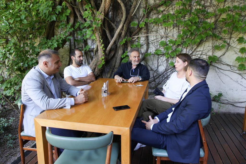 Junto a <a href="/ItaiHagman/">Itai Hagman</a> y <a href="/Leantrica/">Leandro Trica</a> visitamos a Patricia, dueña de un hotel en Palermo, con la que el gobierno asistió y asiste con #REPRO hablando sobre las perspectivas del próximo año.