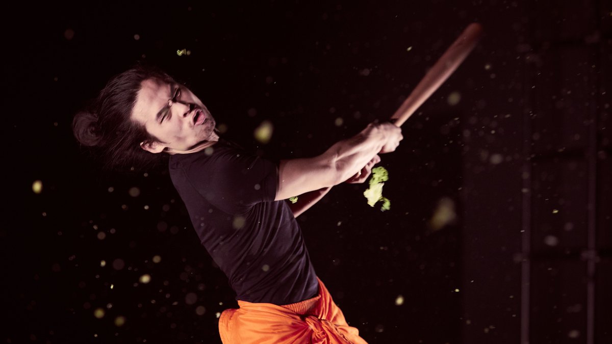 👉  <a href="/JunyiSuwa/">Junyi Sun</a> i <a href="/KernelDT/">Kernel Dance Theatre</a> ens presenten ‘Am I Bruce Lee’, on podrem desxifrar un missatge relacionat amb la identitat pròpia a través de la dansa contemporània barrejada amb el teatre i les arts marcials.

📌 No et perdis l'entrevista al nostre web!

🔗 ow.ly/A0wq50GJghW