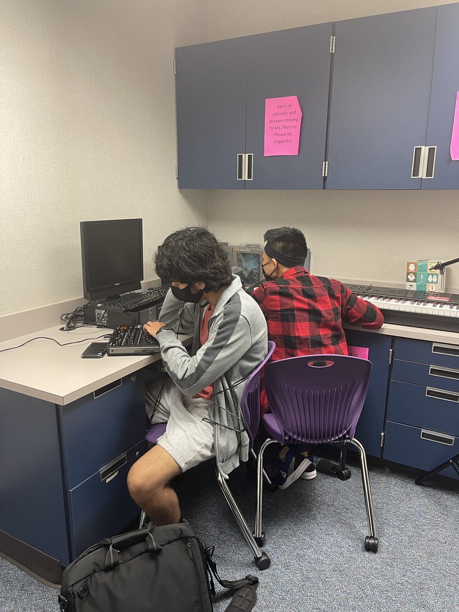 KerrLibrary's tweet image. Students creating a project in the library music lab. @AliefKerr @Alief_Libraries