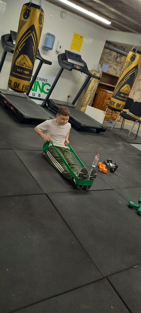 limerickyouth's tweet photo. The Fitness Prog continued at @garryowencdp this past week as the boys with our #Garryowen Youth &amp; #Irishtown #gydp teams learned about the importance of stretching, cardio &amp; tried the plank! Well done done👏🏼 #limyouth #lys @ywirl @LimClareETB https://t.co/ZgAbr8XTsQ