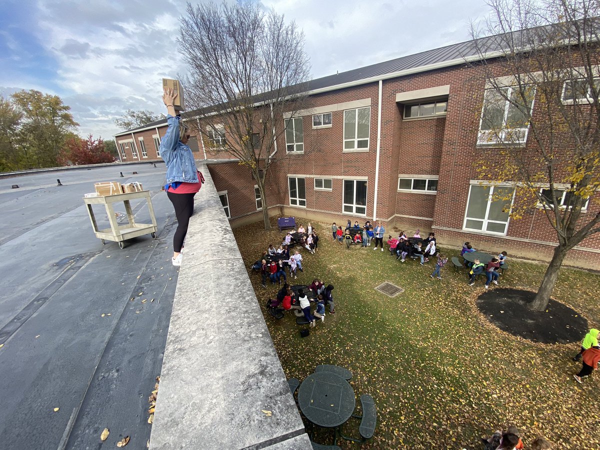 MrsHatcher_K's tweet photo. Egg Drop was SO much fun! 🥚🍳 We only ended up with one broken egg! Thanks @MayfieldManning for all your help! #MiddieRising #MayfieldStrong @MayfieldTweets https://t.co/8hjpam0Wcl
