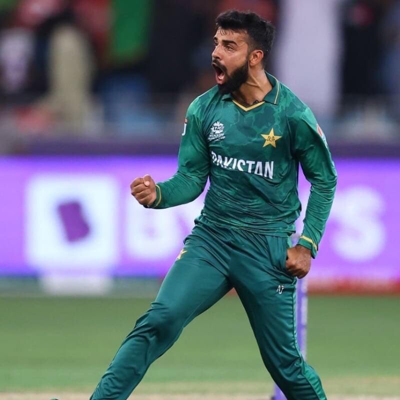 HaseenaMemon_'s tweet photo. Aik ee dil hai kitni baar jeetogy !!! 
Three wickets 🔥
#PAKvAUS #T20WorldCup https://t.co/73k3TMVTUA