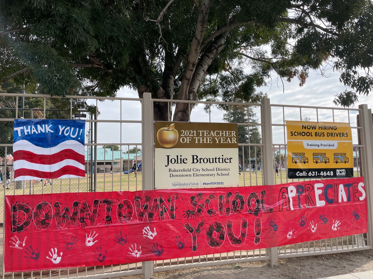 BrouttierMs's tweet photo. Thank you to all who are or have served this great country ❤️💙🇺🇸 Proud to be a @DowntownDragons and honor those men and women from the fences! @Team_BCSD #teambcsd https://t.co/Fj2zgpEjq5