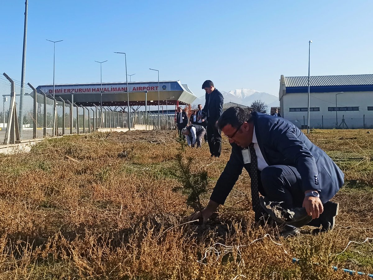 dhmihkeskin's tweet photo. Millî Ağaçlandırma Günü kapsamında çevre ve yolcu dostu tüm havalimanlarımızda başlattığımız ağaçlandırma seferberliği ile binlerce fidanı toprakla buluşturup #GeleceğeNefes olmayı bu yıl da sürdürüyoruz.

#DHMİ Çalışıyor, Türkiye Uçuyor! https://t.co/DOWCunENvL