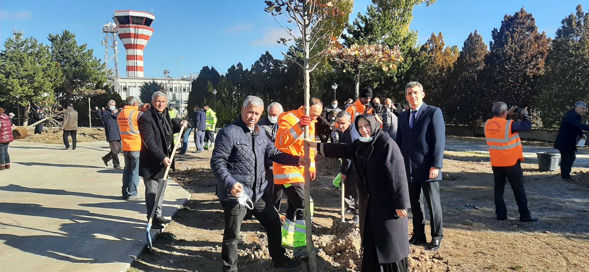 Millî Ağaçlandırma Günü kapsamında çevre ve yolcu dostu tüm havalimanlarımızda başlattığımız ağaçlandırma seferberliği ile binlerce fidanı toprakla buluşturup #GeleceğeNefes olmayı bu yıl da sürdürüyoruz.

#DHMİ Çalışıyor, Türkiye Uçuyor!