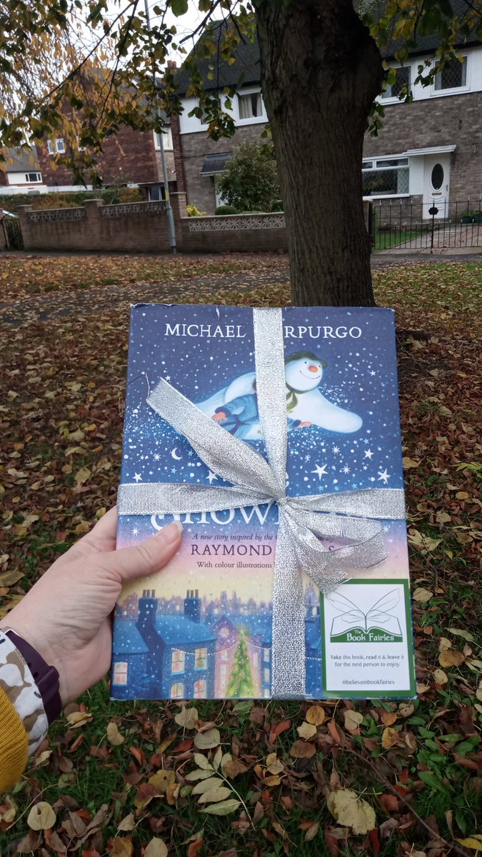2 copies of #MichaelMorpurgo new, reimagined The Snowman flew to the #PontefractBookFairyTree before & after school. Did you find one? 🎶 'We're walking in the air' 🎵
#IBelieveInBookFairies #TBFSnowman #ChristmasBook @the_bookfairies @PuffinBooks @TheSnowmanHQ @carletonparksch