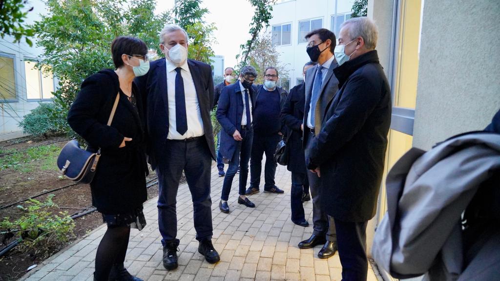 La visita del presidente del Consiglio Superiore di Sanità #FrancoLocatelli, del presidente #MariaChiaraCarrozza e del presidente della #RegionePuglia <a href="/micheleemiliano/">Michele Emiliano</a> ai laboratori TecnoMED dell’Istituto di #Nanotecnologia del <a href="/CNRsocial_/">CNR Consiglio Nazionale delle Ricerche</a>.

➡️rpu.gl/L6yb3