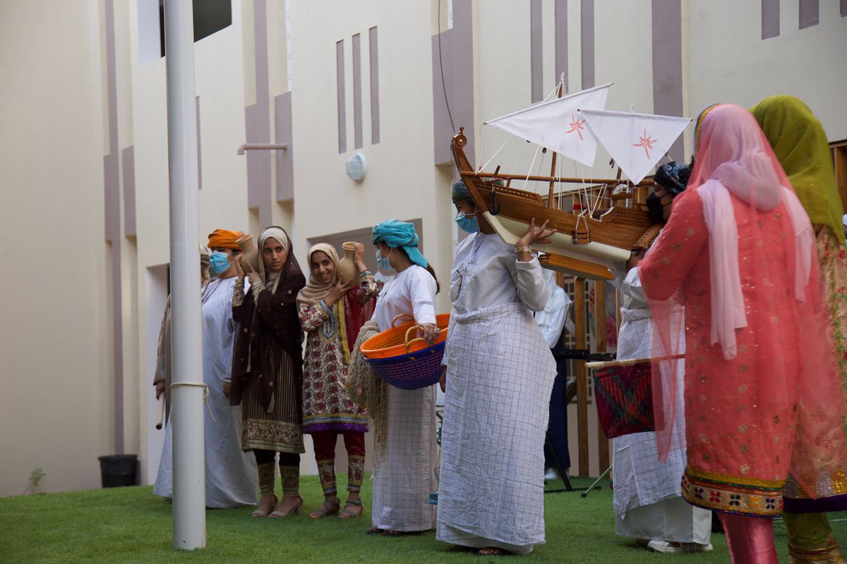 قدمت مجموعة من مبدعات صف ١/٩ و٨/٨ أوبريت بعنوان (عمان تحكي)، عرضن فيه عدد من المنجزات العمانية بإشراف أ.بدرية الشكيلية و أ. منال الفارسي 
#نوفمبر_المجيد 
#فعاليات_تعليميه_مسقط