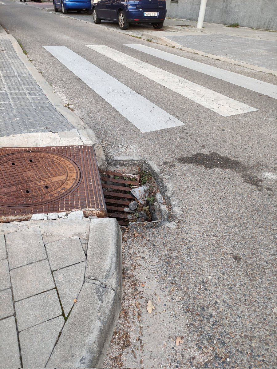 chanly307's tweet photo. Alcantarilla hundida muy peligrosa en la esquina de calle Juan Daniel Fullaondo y maestra dolores Marco, en @Valdebebas @AVcarcavas  @Lineamadrid

Coges la curva y te la comes😅 https://t.co/wq60F1KjDJ
