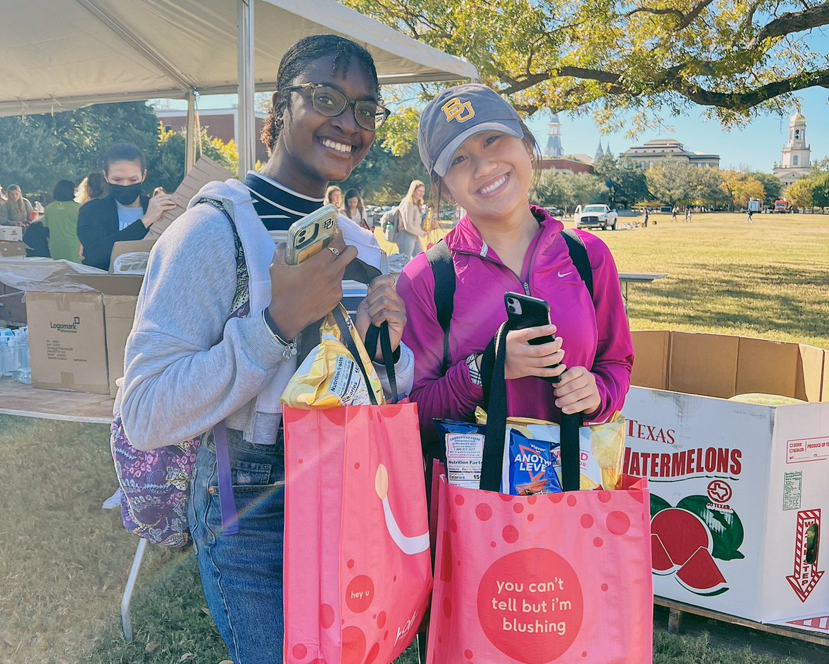 Baylor's tweet photo. STUDENTS: The Free Farmers Market is back!

Today until 3 p.m., stop by Fountain Mall for free fresh fruits &amp; vegetables –part of an effort to ensure BU students (particularly the food insecure) have accessible, nutritious food. https://t.co/7fHslhPdtz