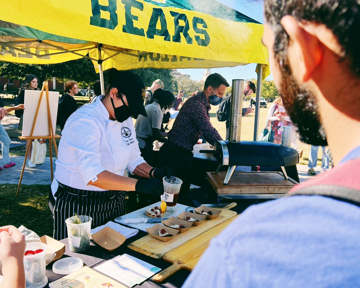 Baylor's tweet photo. STUDENTS: The Free Farmers Market is back!

Today until 3 p.m., stop by Fountain Mall for free fresh fruits &amp; vegetables –part of an effort to ensure BU students (particularly the food insecure) have accessible, nutritious food. https://t.co/7fHslhPdtz