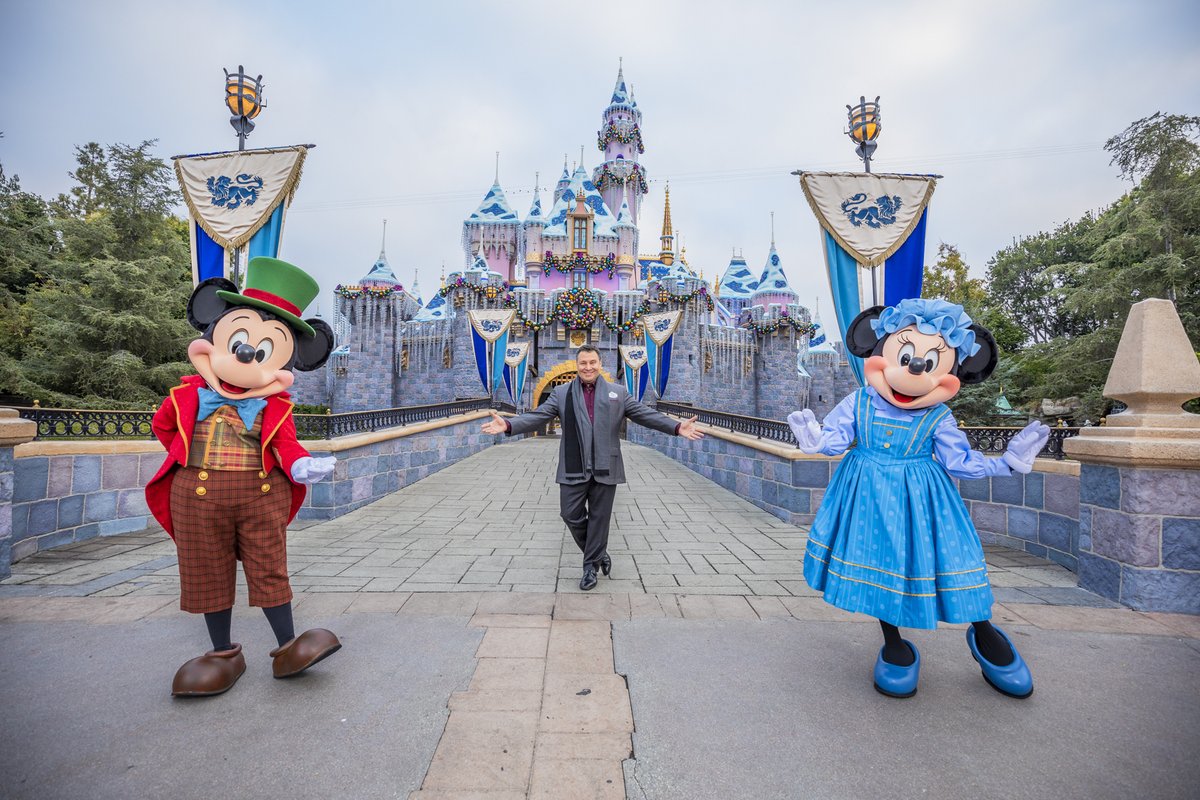 Disneyland's tweet photo. We are thrilled to share a first look at the all-new attire for #MickeyMouse and #MinnieMouse that will premiere tonight at #DisneyMerriestNites! ❄🎄 (Photos courtesy of Ken Potrock) https://t.co/aiRLh5oZiw